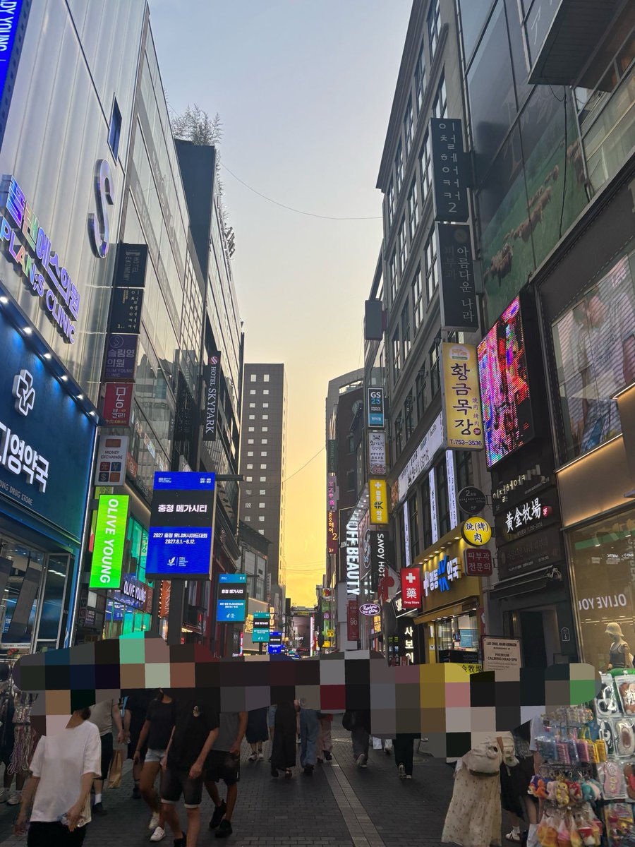 runrunpandasan's tweet photo. 韓国語ほぼ話せない韓国旅行1日目

①オリーブヤングで買い物。
パスポートを事前にカウンターに置き、エコバッグを構え、全ての質問に対し「アニヨ」と拒絶の意思を見せ無事攻略。

②スタバ。
オーダーはできたんだけど店員さんが多分「店内でお召し上がりですか」的なことを韓国語で聞いてきて、 https://t.co/cNVfDuHLyN
