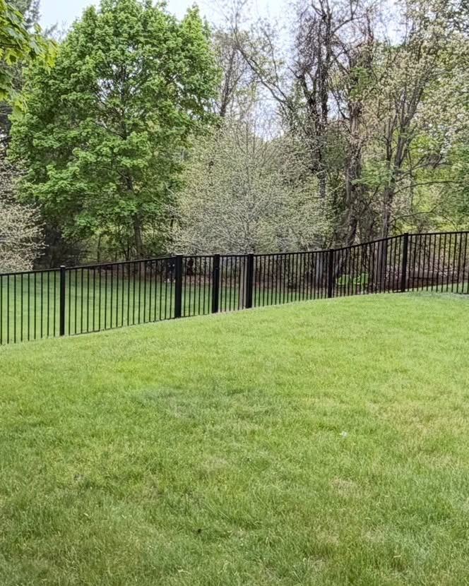 ArrowFenceCoInc's tweet photo. This is a beautiful yard and now it has a beautiful fence. 

#ArrowFenceCoInc #BackyardGoals #LandscapingIdeas #BackyardDesign #HomeGarden #YardMakeover https://t.co/1rxFYX2KqS