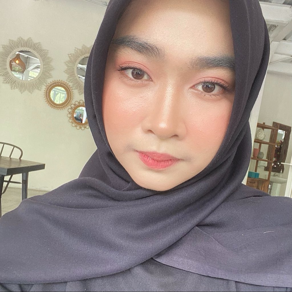 adeyydong's tweet photo. mau spill foundi yang selalu dibilang temen flawless kalau pake foundi ini padahal SANGAT MURCE 😭 https://t.co/Q55xpEhbNh