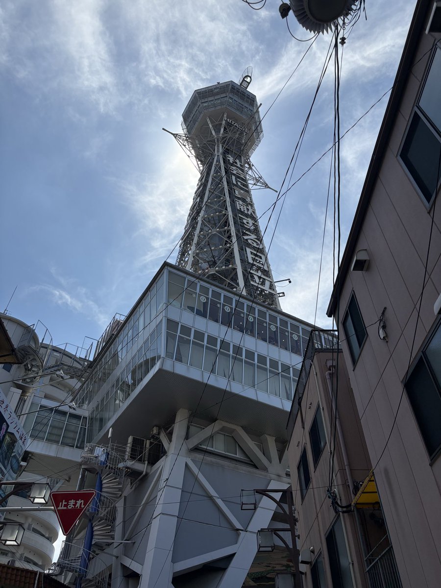 Robot_2005's tweet photo. あべのハルカスと通天閣 https://t.co/jJuWefwIZI