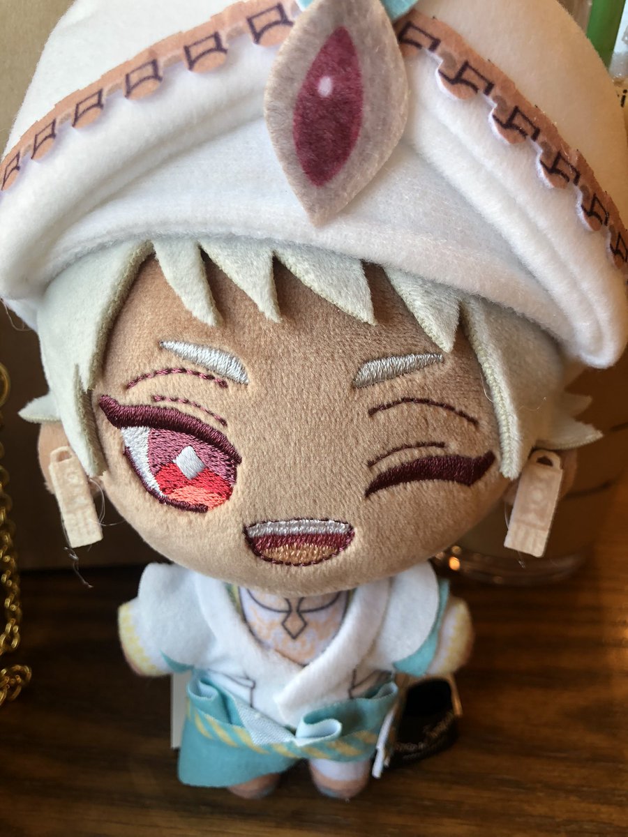 smokesakana's tweet photo. ツイステ展公式サイトさんの7章カリムくんぬいの画像より実物の方が凄まじく可愛いので見比べて欲しい欲求がある🥲 https://t.co/uZSyaFi9NM