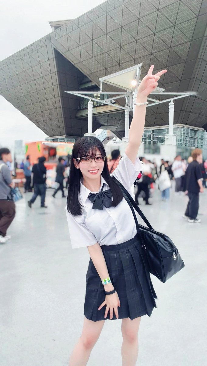 nekoneko_003's tweet photo. 改めて、コミケ二日間ありがとうございました！！そして、人生初の壁サークル。
本当に、本当にありがとうございました。

無事に夏コミを終えて、今ようやく少しずつ実感が湧いてきています。

今回で二度目のサークル参加。終わってみると、本当にいろんな気持ちが溢れてきました。

まず何より、みんなが会いに来てくれたこと。

会場には来られなくても、SNSでずっと追いかけてくれて、楽しみにしてくれて、応援してくれていたこと。その全てが、本当に嬉しかったです。

約1000個用意したくじも、まさかの完売。

雨の中だったにもかかわらず、たくさんの方に撮影していただいて、あんなに大きな囲いができたことも、今思い返しても本当に素敵な景色だったなと思います。

まだまだ慣れないタイムスケジュールの中、待っていてくれた皆さんも本当にありがとうございました。雨も降っていたので、皆さんの体調だけがずっと心配でした。

ここから少し長くなります。

夏コミが終わってから、自分の中でいろんな気持ちが出てきて。せっかくだから、今のこの気持ちをちゃんと言葉にして、残しておきたいなと思いました。

上手くまとまっていないところもあるかもしれないけど、今の私の気持ちとして、ゆっくり読んでもらえたら嬉しいです。

人生初めての壁サークル。

どんな結果になったとしても、来てくださったファンの方、参加者の方、一人ひとりとちゃんと向き合おう。来てくれた人を大切にしよう。

そんな気持ちで挑みました。

そして今回の新刊は、私にとって本当に特別な一冊になりました。
できるだけ素体に近い形で、セルフプロデュースした撮影。

以前は会社の力があったからこそできていたことを、個人の力で形にすることができました。私の中では、少しだけ凱旋のような気持ちもありました。

そして今回、このような形で制服姿を残せたことも、私にとってはすごく大きなことでした。

私は学生時代、制服を着て過ごせた期間が短く、制服というものにずっと少しコンプレックスがありました。

作品として制服を着て、それをみんなに受け取ってもらえて。昔の自分が抱えていたものを、またひとつ、好きな思い出に塗り替えられたような気がしています。

こうやって私は、みんなに支えてもらいながら、昔の自分が抱えていたものも、少しずつ乗り越えていけているんだと思います。

ちなみに撮影した写真は約4000枚。

その中から一枚一枚を選んで、一冊にしました。

前回の冬コミの作品が、自分の中でも本当に大好きな作品で、ひとつの集大成だったからこそ、「これを超えられるのかな」って、ずっと思っていました。

でも、完成したものを見たとき、過去一番と言えるくらい、満足のいく作品ができたと思います。これも、自分自身が少しずつ成長して、体力がついたからこそ叶ったことのひとつだと思ってます。

そして、夏コミが終わってからの三日間。
SNSを更新せず、皆さんにご心配をかけてしまって本当にごめんなさい。

終わった直後は、本当に気絶するように十何時間も眠りました。そのあと起きてからは、ずっと一人の時間に向き合っていました。

楽しかったこと。
嬉しかったこと。
反省したこと。

今回の夏コミのことだけじゃなく、これまでの自分や、これからどうしていきたいのか。いろんなことを、自分自身と話すように考えていました。

私にとって、とても大切で有意義な時間でした。待っていてくれて、本当にありがとう。
心配かけちゃって本当にごめんね。

体力は以前よりずっとつきました。だからこそ今回見つかった次の課題は、心の部分なのかもしれません。走り続ける中で蓋をしていた精神面や心の部分にも、これからはちゃんと向き合っていきたいなって、改めて思いました。

ここまで来れたこと。ここまで成長できたこと。それは本当に、皆さんのおかげ。
いつも支えてくださる周りの方々のおかげだなって思っています。

私は、私に関わってくれる人、私と出会ってくれた人、一人ひとりのことが本当に大好きで、本当に感謝しています。

当日一緒に動いてくれたみんな。制作から準備まで力を貸してくださった皆さん。
本当にありがとうございました。
私一人では絶対に作れなかった二日間でした。

だからこそ、私ががむしゃらに「なんとしてでもやり遂げたい」「叶えたい」って目の前のことに向き合って走っている中で、

どうしてもついていくのがしんどくなってしまう人や、私が気付かないうちに苦しめてしまっている人もいるんじゃないかなって、ふと考えることがあります。

正直、何が正解で何が間違っているのかなんて、私にも分かりません。

目の前のことに本気で向き合って、未来に向かって、みんなと一緒に楽しく、笑って進んでいきたいって心から思っています。

だからこそ、何度でも伝えたいです。

（続きはリプツリーに書きます）#C108