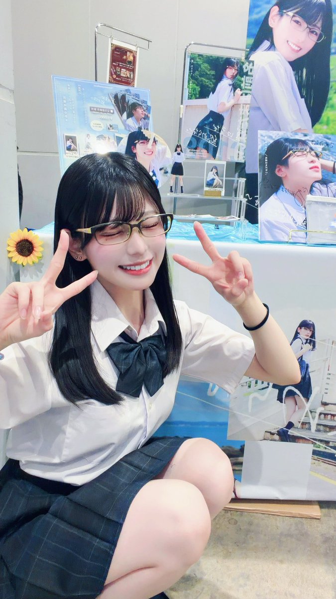 nekoneko_003's tweet photo. 改めて、コミケ二日間ありがとうございました！！そして、人生初の壁サークル。
本当に、本当にありがとうございました。

無事に夏コミを終えて、今ようやく少しずつ実感が湧いてきています。

今回で二度目のサークル参加。終わってみると、本当にいろんな気持ちが溢れてきました。

まず何より、みんなが会いに来てくれたこと。

会場には来られなくても、SNSでずっと追いかけてくれて、楽しみにしてくれて、応援してくれていたこと。その全てが、本当に嬉しかったです。

約1000個用意したくじも、まさかの完売。

雨の中だったにもかかわらず、たくさんの方に撮影していただいて、あんなに大きな囲いができたことも、今思い返しても本当に素敵な景色だったなと思います。

まだまだ慣れないタイムスケジュールの中、待っていてくれた皆さんも本当にありがとうございました。雨も降っていたので、皆さんの体調だけがずっと心配でした。

ここから少し長くなります。

夏コミが終わってから、自分の中でいろんな気持ちが出てきて。せっかくだから、今のこの気持ちをちゃんと言葉にして、残しておきたいなと思いました。

上手くまとまっていないところもあるかもしれないけど、今の私の気持ちとして、ゆっくり読んでもらえたら嬉しいです。

人生初めての壁サークル。

どんな結果になったとしても、来てくださったファンの方、参加者の方、一人ひとりとちゃんと向き合おう。来てくれた人を大切にしよう。

そんな気持ちで挑みました。

そして今回の新刊は、私にとって本当に特別な一冊になりました。
できるだけ素体に近い形で、セルフプロデュースした撮影。

以前は会社の力があったからこそできていたことを、個人の力で形にすることができました。私の中では、少しだけ凱旋のような気持ちもありました。

そして今回、このような形で制服姿を残せたことも、私にとってはすごく大きなことでした。

私は学生時代、制服を着て過ごせた期間が短く、制服というものにずっと少しコンプレックスがありました。

作品として制服を着て、それをみんなに受け取ってもらえて。昔の自分が抱えていたものを、またひとつ、好きな思い出に塗り替えられたような気がしています。

こうやって私は、みんなに支えてもらいながら、昔の自分が抱えていたものも、少しずつ乗り越えていけているんだと思います。

ちなみに撮影した写真は約4000枚。

その中から一枚一枚を選んで、一冊にしました。

前回の冬コミの作品が、自分の中でも本当に大好きな作品で、ひとつの集大成だったからこそ、「これを超えられるのかな」って、ずっと思っていました。

でも、完成したものを見たとき、過去一番と言えるくらい、満足のいく作品ができたと思います。これも、自分自身が少しずつ成長して、体力がついたからこそ叶ったことのひとつだと思ってます。

そして、夏コミが終わってからの三日間。
SNSを更新せず、皆さんにご心配をかけてしまって本当にごめんなさい。

終わった直後は、本当に気絶するように十何時間も眠りました。そのあと起きてからは、ずっと一人の時間に向き合っていました。

楽しかったこと。
嬉しかったこと。
反省したこと。

今回の夏コミのことだけじゃなく、これまでの自分や、これからどうしていきたいのか。いろんなことを、自分自身と話すように考えていました。

私にとって、とても大切で有意義な時間でした。待っていてくれて、本当にありがとう。
心配かけちゃって本当にごめんね。

体力は以前よりずっとつきました。だからこそ今回見つかった次の課題は、心の部分なのかもしれません。走り続ける中で蓋をしていた精神面や心の部分にも、これからはちゃんと向き合っていきたいなって、改めて思いました。

ここまで来れたこと。ここまで成長できたこと。それは本当に、皆さんのおかげ。
いつも支えてくださる周りの方々のおかげだなって思っています。

私は、私に関わってくれる人、私と出会ってくれた人、一人ひとりのことが本当に大好きで、本当に感謝しています。

当日一緒に動いてくれたみんな。制作から準備まで力を貸してくださった皆さん。
本当にありがとうございました。
私一人では絶対に作れなかった二日間でした。

だからこそ、私ががむしゃらに「なんとしてでもやり遂げたい」「叶えたい」って目の前のことに向き合って走っている中で、

どうしてもついていくのがしんどくなってしまう人や、私が気付かないうちに苦しめてしまっている人もいるんじゃないかなって、ふと考えることがあります。

正直、何が正解で何が間違っているのかなんて、私にも分かりません。

目の前のことに本気で向き合って、未来に向かって、みんなと一緒に楽しく、笑って進んでいきたいって心から思っています。

だからこそ、何度でも伝えたいです。

（続きはリプツリーに書きます）#C108