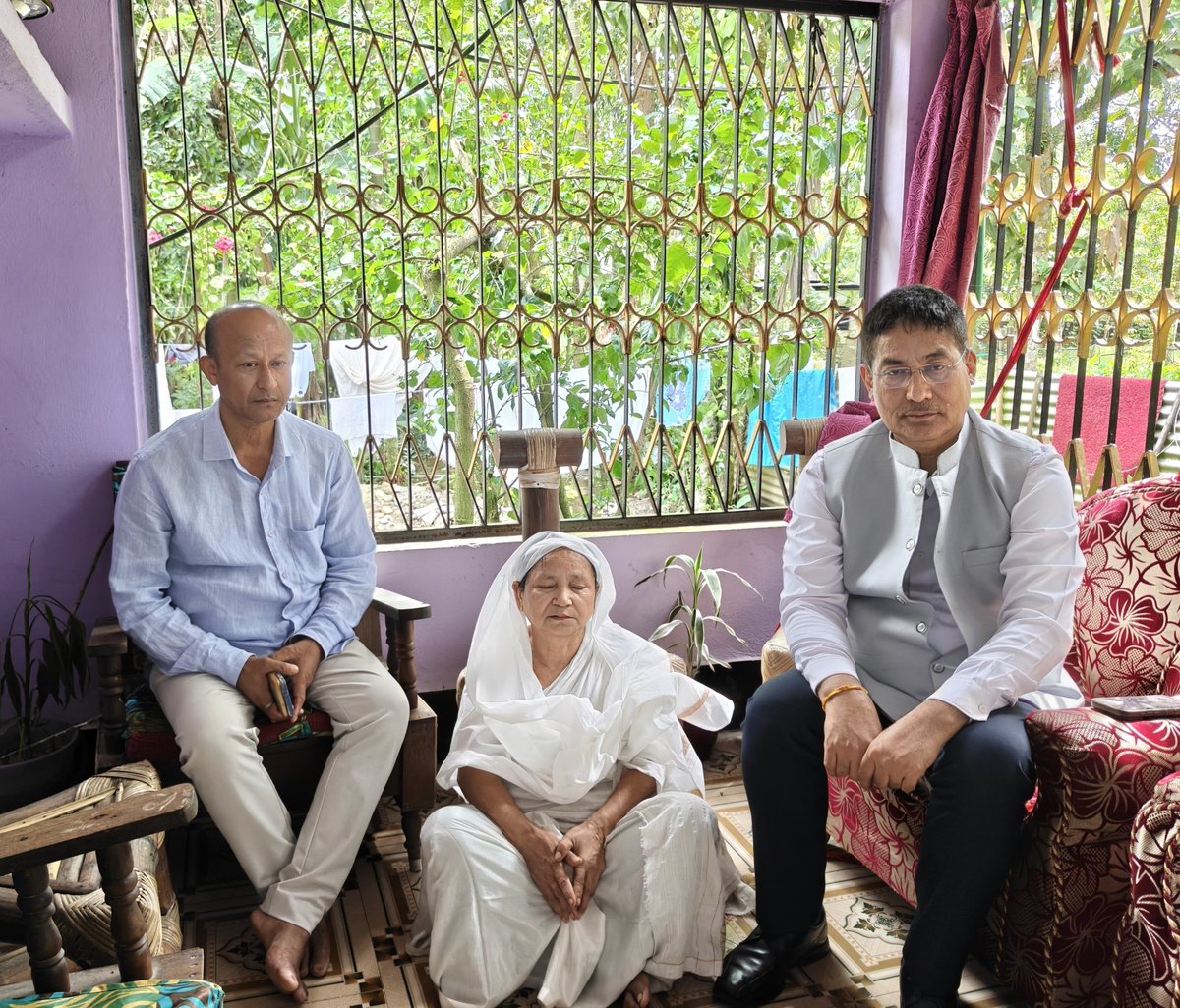 PradanBaruah's tweet photo. চিচিবৰগাঁও বিধানসভা সমষ্টিৰ অন্তৰ্গত চিচিবৰগাঁৱৰ নিৱাসী, অৱসৰপ্ৰাপ্ত প্ৰধান শিক্ষক তথা বিশিষ্ট সমাজসেৱী সদ্যপ্ৰয়াত মোহন চুতীয়া ডাঙৰীয়াৰ বাসগৃহত মাননীয় বিধায়ক শ্ৰী জীৱন গগৈ ডাঙৰীয়াৰ সৈতে উপস্থিত হৈ শোকসন্তপ্ত পৰিয়ালবৰ্গক সাক্ষাৎ কৰোঁ। https://t.co/IZ216FqY3z