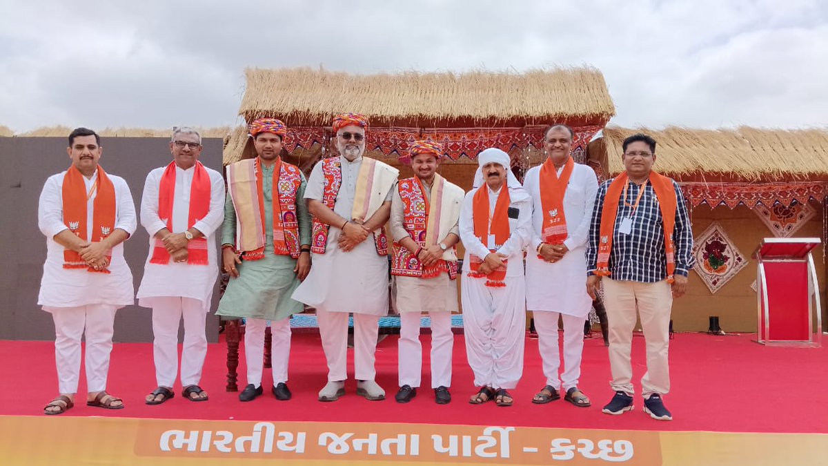 aniruddhdavebjp's tweet photo. આજરોજ ગુજરાત પ્રદેશ ભાજપ ના મારા સાથી મહામંત્રી શ્રી @Hitendrasinhbjp અને શ્રી @DrPrashantkorat  કચ્છ જિલ્લા ના અભ્યાસ વર્ગમાં વિષય લેવા આવ્યા ત્યારે સહજ મ��વાનું થયું અને ગૃહ જીલ્લાએ સ્વાગત કર્યું.
@BJP4Gujarat 
@BJP4Kutchh 
#2MandviVidhansabha
#bjpbhuj https://t.co/yyHN0POhvW