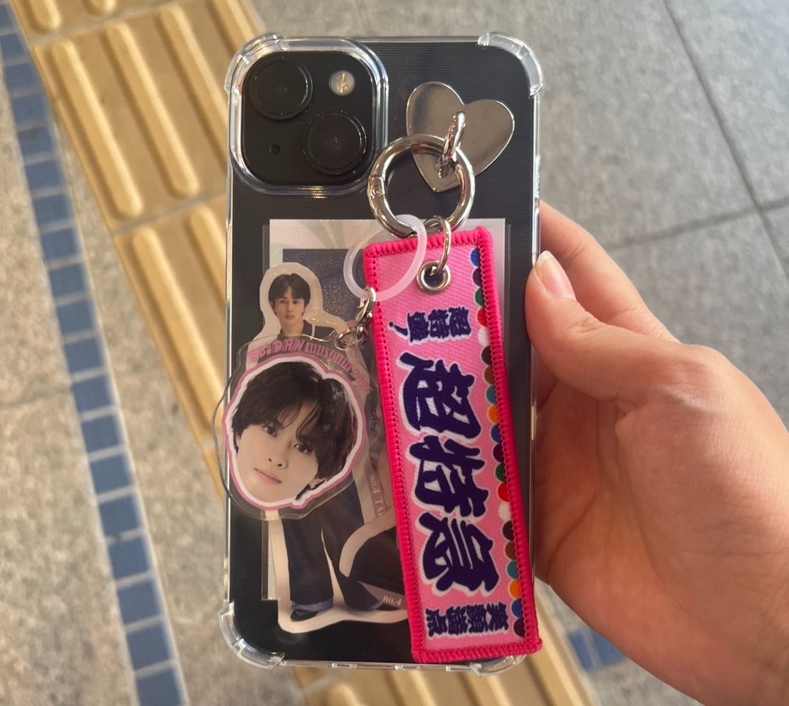 qi_Si2's tweet photo. えびみゅのグッズスマホにつけてみた⭐️
クッソ可愛いのでまじ真似して https://t.co/NBIMFiC7YA