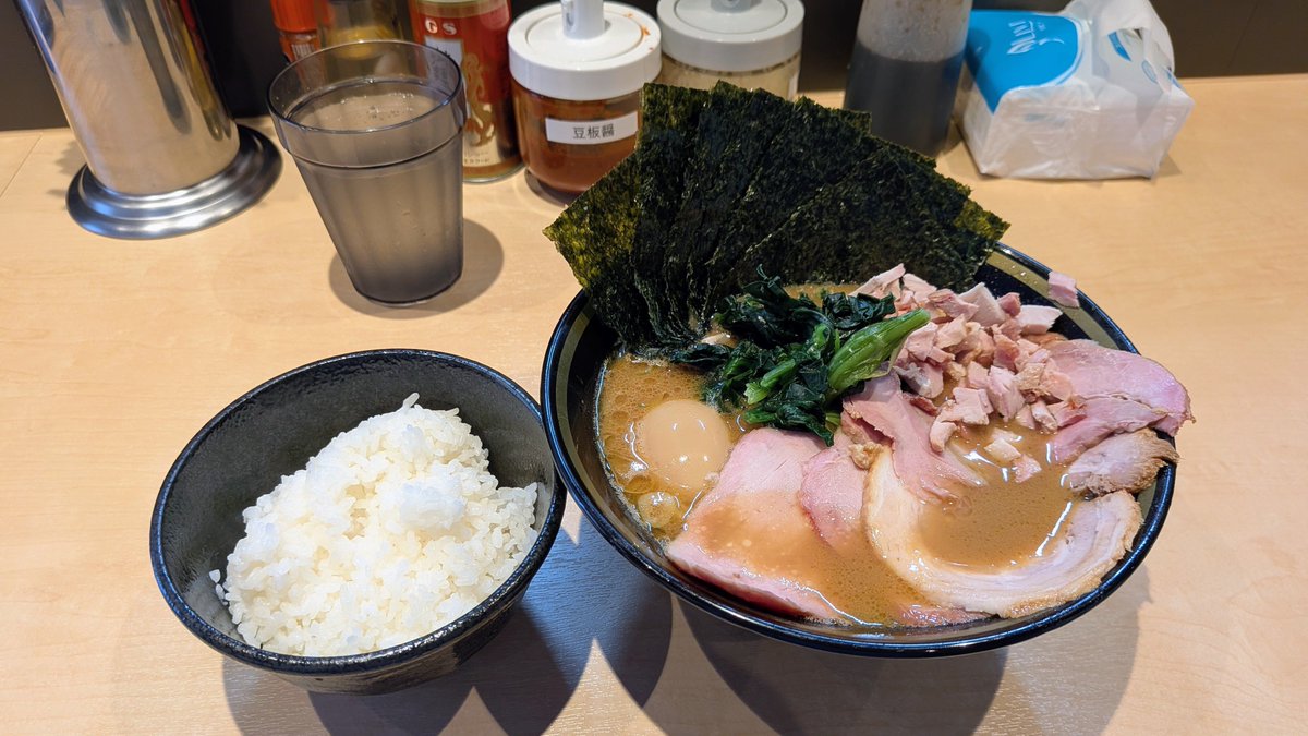 CroudNoise's tweet photo. らーめん新山
特製濃厚らーめん+ライス

狼煙グループのお店です。
家から遠く昼営業だけとハードル高めです。
お味は狼煙グループなので間違えなく美味しいですね。家系です（余り家系ラーメン食べません）笑　
ライスに具材を乗せてセルフチャー玉丼😁 https://t.co/P5GjtHkvna