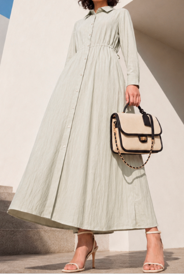 Glamtrendzz's tweet photo. Effortless elegance in sage 🌿
Flowy shirt dress + structured bag + strappy heels = the perfect modest but chic combo
#ModestFashion #SageGreen #ShirtDress #MinimalStyle #OOTD #EverydayElegance #StyleInspo #NeutralAesthetic #fypシ゚viral https://t.co/76NUyLvqJF