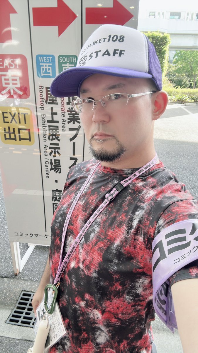 Te_ra_no's tweet photo. スタッフ始めて16年間、一度も給料なんて貰ったことが無いんだ
客の質問に答えてやる義理も義務も無いね！！！

ただし
「兄弟、どうしてもここのサークルに行きたいんだ、助けてくれ」
とか
「企業ブースとやらにはどう行けばいいんだ、兄弟？」
ってなら分かる
出来る限り助けてやるぜブラザー https://t.co/t9lPHXQT2m