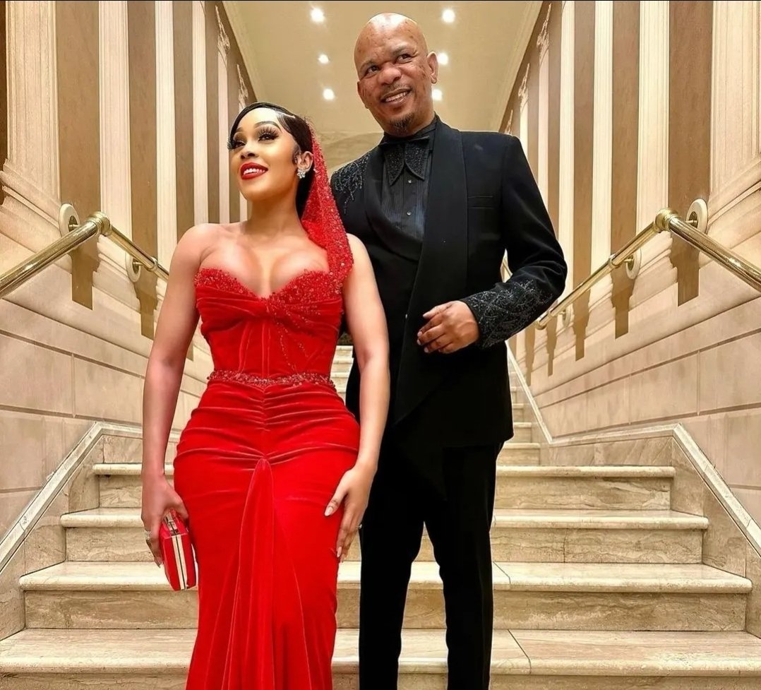 Musa_Khawula's tweet photo. Natalie Hlahla's husband Collins Foromo profits R60 million from a highly questionable and deadly Ekurhuleni chemical toilet contract. 

Collin Foromo who used to be Julius Malema driver and best friend's tender journey begins in 2008 when he secured a tender in Greater Lebatse; Limpopo. 

In 2010; Collin Foromo secures another tender with the Greater Lebatse Municipality to repair potholes worth R917 000. 

On the 22nd November 2022; Julius Malema and his cousin Tshepo Malema including Collins Foromo are arrested and charged with fraud regarding another pothole tender worth R63 million. 

In 2016; Collins Foromo goes on to secure a tender worth 27.5 million with the University of Limpopo to convert a gymnasium into a laboratory. 

Meanwhile Natalie Hlahla is dodging and ducking Kefilwe Mabote who was trying to snatch her bag.