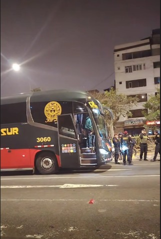 Aderly's tweet photo. 🚨 #LOÚLTIMO |  Bus de la empresa Cruz del Sur fue b4'lea'd4 en Rosa Toro, San Luis. https://t.co/7BqIW8Wv5s
