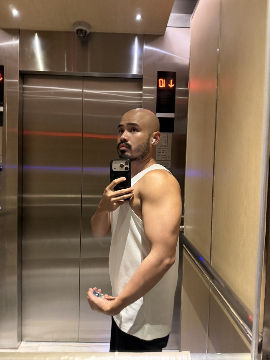 backhandjob's tweet photo. Black or white? 🤫 https://t.co/2q2aA5qGOz