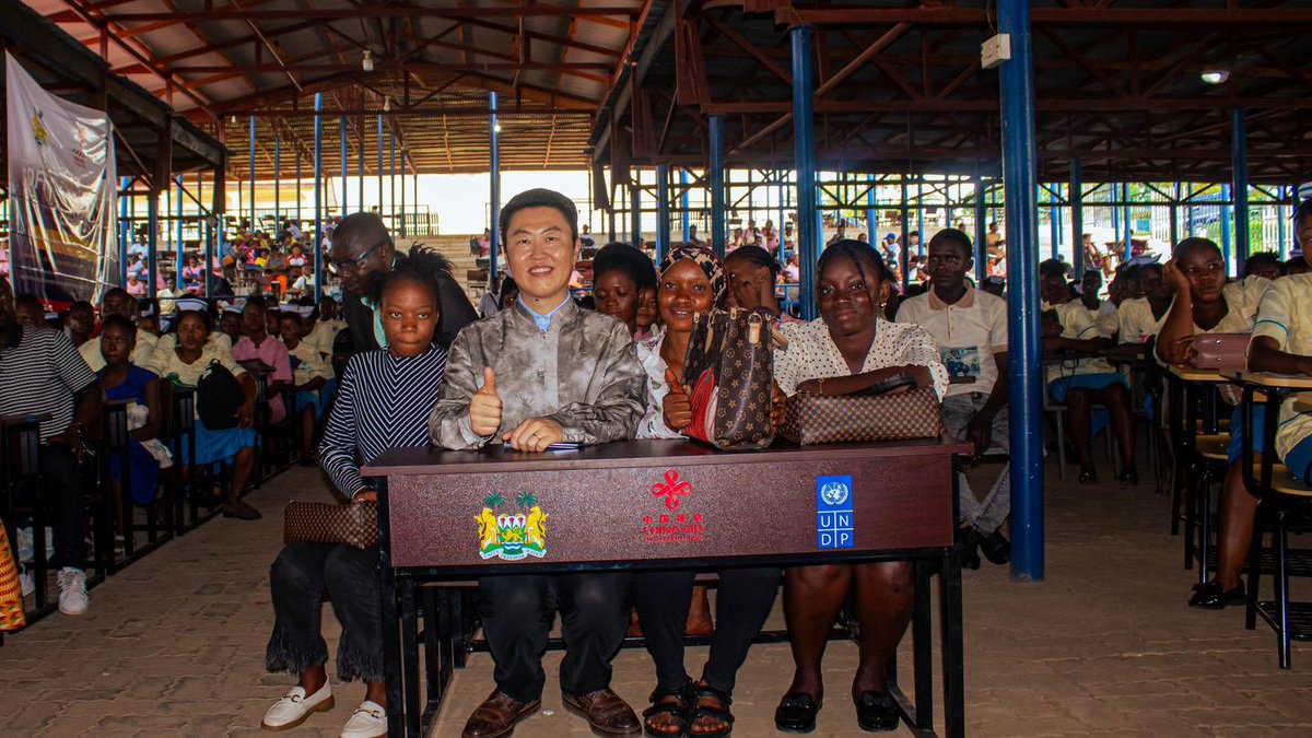 UNDPSierraLeone's tweet photo. A university in Kenema. A primary school in Bo. 🇸🇱

Same desks, but what they mean when they arrive is worlds apart.

This June, the China-Aid Education Support Project with the Gov’t of 🇸🇱, @CN_Emb_SL and @UNDPSierraLeone furnished classrooms across Sierra Leone’s provinces: from a child’s first proper desk to a lecture room full of future graduates.

Read the story 🔗 https://t.co/IEnT4FlFbF

#EducationForAll #SierraLeone #SouthSouthCooperation