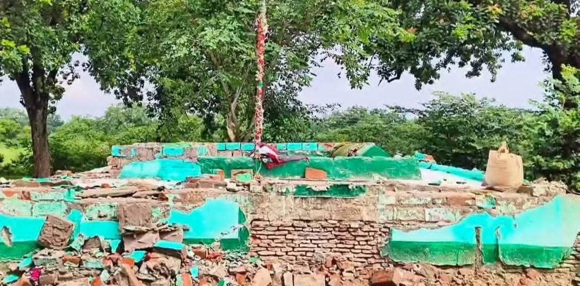 ZaibulK's tweet photo. कौशाम्बी में मजार पर फिर तोड़फोड़!
शहजादपुर में सैय्यद सालार गाजी की मजार पर दोबारा तोड़फोड़ और टीनशेड चोरी की घटना बेहद गंभीर है। @CMOfficeUP  से कार्रवाई की मांग करता हू ।
@Uppolice
@deo__kaushambi
@kaushambipolice 
@AIMIM https://t.co/feQuYfa90y