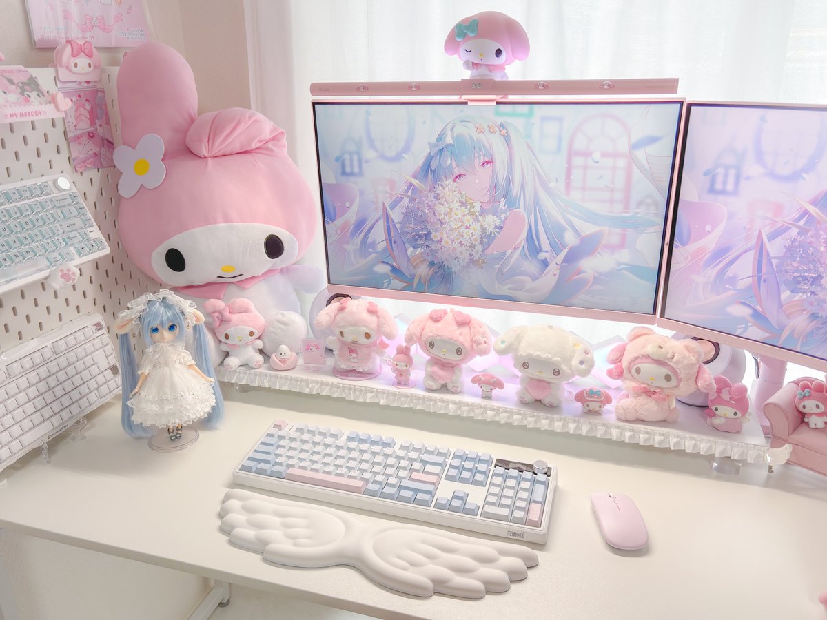 LIBERA_PINK's tweet photo. "ﾐｸ( * ॑˘ ॑*  )ﾐｸ”🩵

 #desksetup https://t.co/4MKpzjZl6k