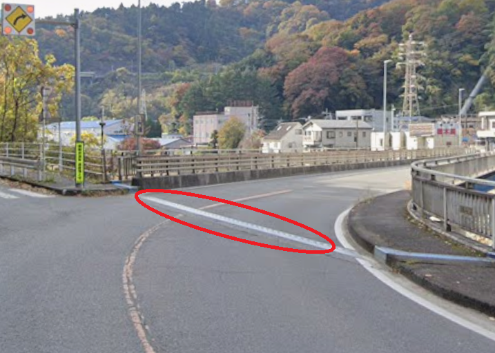 torosukebe's tweet photo. 橋にL字で入る道の繋目の部分って雨の日めっちゃ滑るよね？バイクの事だけど…何度死ぬかと思った事やら。トラウマです。 https://t.co/83ziLumIq2