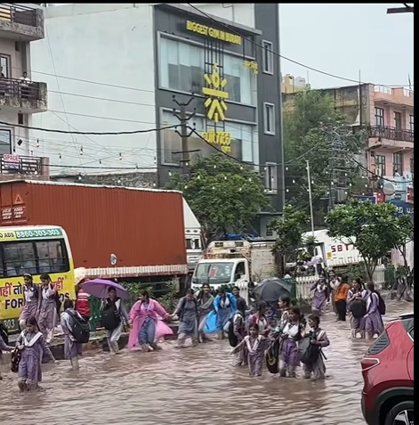 HareshK04248354's tweet photo. Looking at these images of #Burari brings tears to one's eyes.#people live here e deprived of #essential #basicamenities. Try #driving through areas like Burari #LabourChowk #BabaColony #SantNagarMarket #BurariChowk & #SwaroopNagar #Nathupura to see the reality for urself #Burari https://t.co/MTGgOvQxVO