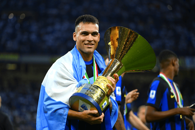 Footballtweet's tweet photo. 🎉🇦🇷 Happy birthday to Lautaro Martínez, who turns 29 today.

Not a bad trophy haul, is it?

🏆🏆🏆 Serie A
🏆🏆🏆 Coppa Italia
🏆🏆🏆 Supercoppa Italiana
🥈🥈 Champions League
🥈 Europa League

🏆 FIFA World Cup
🥈 FIFA World Cup
🏆🏆 Copa América https://t.co/TQfahPhTNO