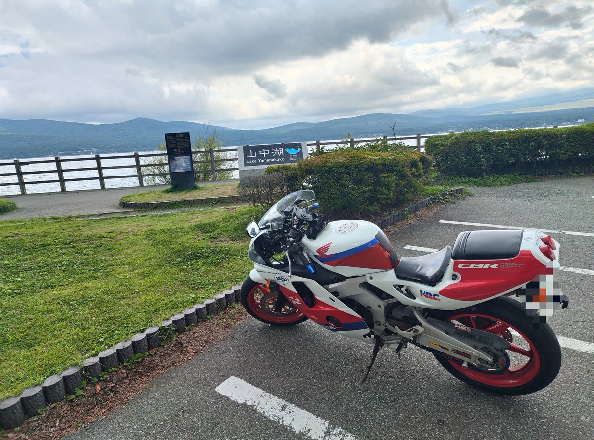 honoka979's tweet photo. 8月19日は819バイクの日って事で何かしたい、富士五湖石碑と一緒に記念撮影ツーリング行ってきたけど河口湖だけ日本人観光客より外人観光客の比率が高い状況で駐車場も工事してて撮れなかった… https://t.co/3nSrVZO16A