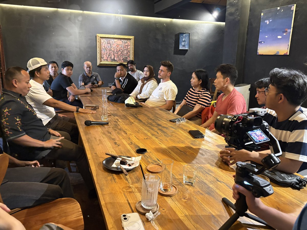 MyFirstBitcoin_'s tweet photo. Yesterday, My First Bitcoin team attended one of the @bitcoinindo21 community meetup. 

Everyone shared their Bitcoin story, and each story was rooted in something different: a personal story, a local need, a moment of realizing money did not have to work the way they had always been told.

To the Bitcoin Indonesia community in Bandung: thank you for making space for the conversations.🧡⚡