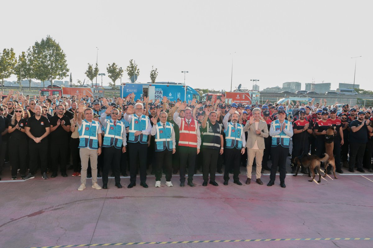 iston_as's tweet photo. Afetlere karşı daha dirençli bir İstanbul için hep birlikte hazırlanıyoruz.

İBB Başkan Vekilimiz Nuri Aslan’ın katılımıyla, İBB Afet İşleri ve Risk Yönetimi Dairesi Başkanlığı tarafından düzenlenen eğitimleri başarıyla tamamlayan 1.500 İBB ve iştirak çalışanı için gerçekleştirilen Yelek Giydirme ve Peç Takma Töreni’nde İSTON olarak yerimizi aldık.

Eğitimlerini tamamlayan çalışma arkadaşlarımız, edindikleri bilgi ve becerilerle olası afet ve acil durumlarda görev almaya hazır.

İstanbul’un afetlere karşı direncini artırmak için bilinçlenmeye, eğitimlerle güçlenmeye ve sorumluluk almaya devam ediyoruz.

#İBB #İSTON #UmutBurada
