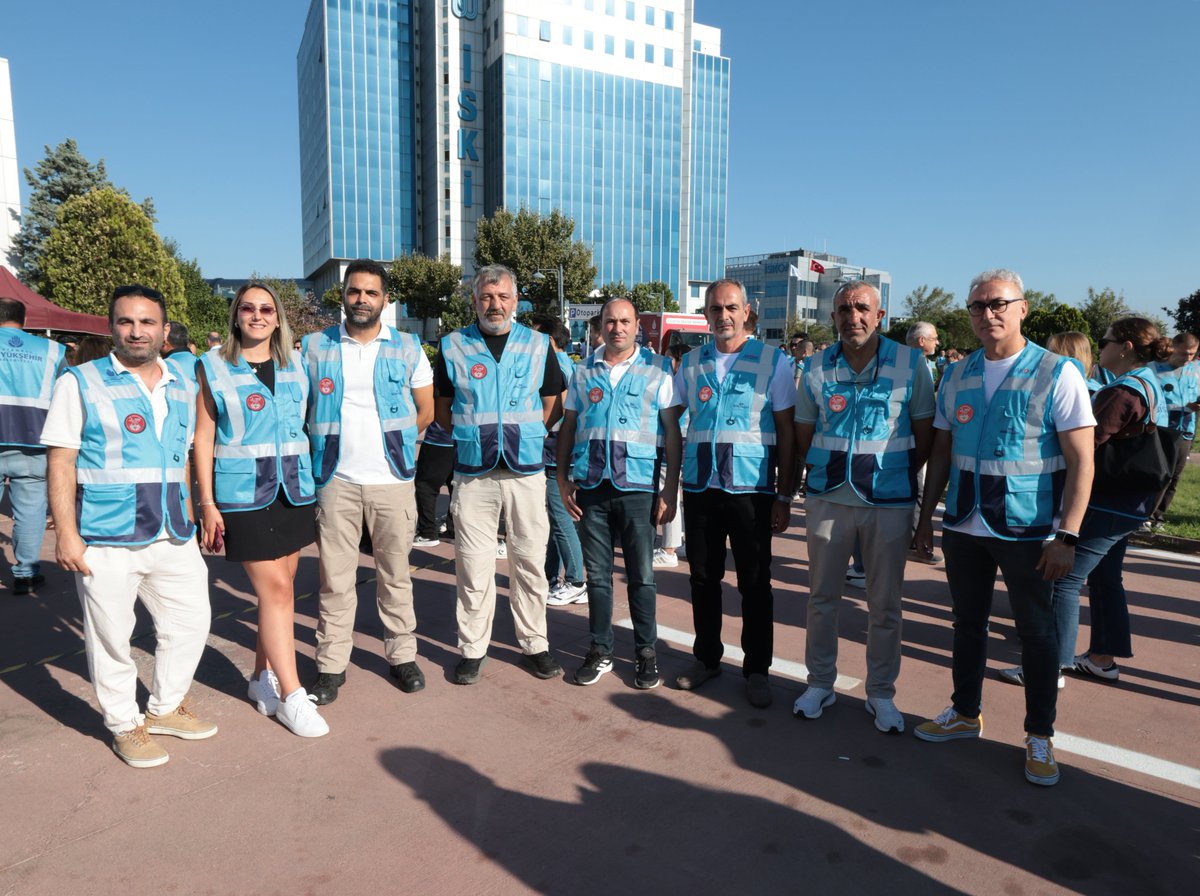 iston_as's tweet photo. Afetlere karşı daha dirençli bir İstanbul için hep birlikte hazırlanıyoruz.

İBB Başkan Vekilimiz Nuri Aslan’ın katılımıyla, İBB Afet İşleri ve Risk Yönetimi Dairesi Başkanlığı tarafından düzenlenen eğitimleri başarıyla tamamlayan 1.500 İBB ve iştirak çalışanı için gerçekleştirilen Yelek Giydirme ve Peç Takma Töreni’nde İSTON olarak yerimizi aldık.

Eğitimlerini tamamlayan çalışma arkadaşlarımız, edindikleri bilgi ve becerilerle olası afet ve acil durumlarda görev almaya hazır.

İstanbul’un afetlere karşı direncini artırmak için bilinçlenmeye, eğitimlerle güçlenmeye ve sorumluluk almaya devam ediyoruz.

#İBB #İSTON #UmutBurada