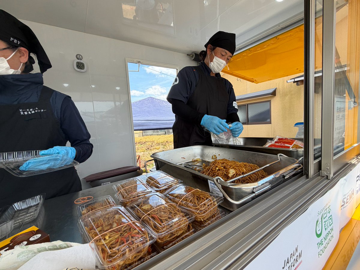 PB_saigai's tweet photo. 【熊本地震：炊き出し支援[Kumamoto Earthquake: Meal Distribution Support]】*English follows.
​
熊本県氷川町にて、炊き出しと物資配布を実施しています。
​
炊き出しはキッチンカー「FOOBOUR（フーバー）」を利用しています。メニューは牛丼・中華丼・ナポリタン・茄子ときゅうりの塩もみ・コーンスープ・焼きそばのほか、厚揚げときのこ丼といったあっさりしたメニューが好まれました。断水している家庭では調理ができないため、あたたかいできたての食事を食べることができません。キッチンカーを使用することで、猛暑の中でも衛生的にお届けできます。
​
訪れた方からは
「ひさしぶりのできたてのご飯だ」
「また来てくれたんですね！」
といった声が聞かれました。
​
■フーバーによる配食数（8月18日まで）■
計2,832食

また、お食事とともに物資もお渡ししています。
​
「暑い中、何日もお風呂に入れていない」という方もおり、おしぼりやボディーシート、マウスウォッシュが喜ばれます。汗などで不快感が続くと、どうしても気持ちが落ち込んできてしまいます。リフレッシュし、ほっと一息つくことができれば……そんな思いで、多くの企業の方々から物資をご提供いただいています。
​
■物資配布内容（8月18日まで）■
飲料水24本×約1,500箱、おしぼり約4,000本、マウスウォッシュ約1,400���、肌着・下着類約700着、ボディーシート、タオルなど
​
まだ暑い日が続きます。
これからも継続し、被災された方々が1日でも早く安心できる暮らしと笑顔を取り戻せるよう活動してまいります。
​
引き続き、あたたかなご支援をよろしくお願いいたします。
​
◆2026年熊本地震 緊急支援募金◆
https://t.co/h0nllKFXmc
​
～継続的な支援のために～
◆災害支援サポーター（月額継続支援）募集中◆
https://t.co/SD9rK4SDCL
​
◆フーバーサポーター（月額継続支援）募集中◆
https://t.co/BQui3kORtN
​
◆ふるさと納税による熊本地震支援はこちら◆
https://t.co/jrtLGmUPDi
​
　＝＝＝＝
​
【炊き出しについて】
​
キッチンカー「FOOBOUR（フーバー）」は、平常時はひとり親家庭へ食の支援を、そして、災害時には被災地での食の支援（炊き出し等）を実現するプロジェクトです。2024年8月に佐賀県大町町、2025年10月に石川県輪島市、2026年7月に愛媛県宇和島市にて運用を開始しました。
今回の熊本地震においても、現地での食事提供や生活物資の配布を実施してまいります。
https://t.co/yhTLiOy1xM
また、平時から備蓄している食品や資機材を活用し、温かい食事や飲料の提供、生活支援物資を配布することで、被災者の健康を守り、“災害関連死“の防止につながる支援を進めていきます。
​
このフーバープロジェクトは、EDAN（避難生活支援ネットワーク）の特別支援、および株式会社パルラインに無償提供いただいた引退車両を活用しながら、平時・災害時共に地域の食を支え、少しでも地域に笑顔と安心を増やすことを目指します。
​
◆EDAN（避難生活支援ネットワーク）◆
EDAN（イーダン・Essential Disaster Assistance Network）は、フィリップ モリス ジャパン合同会社（PMJ）が発起人として構想立案に関わり、運営資金を提供している、特定非営利活動法人 全国災害ボランティア支援団体ネットワーク（JVOAD）および複数の災害支援団体とともに設立された、避難生活支援に特化したネットワークです。
https://t.co/yYyEgy9LVV
​
◆株式会社パルライン◆
株式会社パルラインは、パルシステムグループの事業を物流から支える専門企業です。本プロジェクトでは、災害支援などでの活用を目的に、引退車両の無償提供を通じて協力しています。
https://t.co/nYOMSfF0Xq
​
　＝＝＝＝
​
【物資配布について】
​
物資をお届けする仕組みとして、緊急災害対応アライアンス「SEMA（シーマ）」を利用しています。災害発生時、被災現場に必要なものを、素早く、届けるための重要な枠組みで、企業が持つ豊富な資源と、現場の困りごとを直接拾い上げる実行力が連携することで、支援の漏れを防ぎ、迅速に届けることを可能にしています。
​
◆SEMA（シーマ）とは？◆
民間企業と市民団体（CSO）が連携し、日本国内の災害支援を行うための枠組みです。
平時から加盟各社が持つ物資やサービスの情報をリストとして集約・共有しておくことで、大規模な自然災害が発生した際、現場のニーズに合わせた物資やサービスを迅速に提供する��とができます。

We are providing hot meals and distributing relief supplies in Hikawa Town, Kumamoto Prefecture.
​
We are using the food truck “FOOBOUR” to serve the meals. The menu includes beef bowls, Chinese-style rice bowls, Napolitan pasta, salt-rubbed eggplant and cucumber, corn soup, and yakisoba; light dishes such as the deep-fried tofu and mushroom rice bowl were particularly popular. Households without running water are unable to cook, so they cannot enjoy warm, freshly prepared meals. By using the food truck, we can deliver meals hygienically even in the sweltering heat.
​
We heard comments from visitors such as:
“It’s been a long time since I’ve had a freshly cooked meal.”
“You came back again!”
​
■ Number of Meals Served by FOOBOUR (as of August 18) ■
Total: 2,832 meals

We are also distributing relief supplies along with the meals.
​
Some people told us, “I haven’t been able to take a bath for days because of the heat,” so wet wipes, body wipes, and mouthwash are greatly appreciated. When discomfort from sweat and other factors persists, it’s inevitable that people’s spirits will start to sink. With the hope that they can refresh themselves and take a moment to relax… it is with this sentiment that many companies have donated supplies to us.
​
■ Details of Supplies Distributed (through August 18) ■
Approximately 1,500 cases (24 bottles each) of drinking water, approximately 4,000 wet wipes, approximately 1,400 bottles of mouthwash, approximately 700 pieces of underwear and undergarments, body wipes, towels, etc.
​
The hot weather continues.
We will continue our efforts so that those affected by the disaster can regain a sense of security and their smiles as soon as possible.

#PBV #ピースボート災害支援センター #FOOBOUR #フーバー #熊本地震 #2026年熊本地震 #令和8年熊本地震 #募金 #緊急支援 #災害支援 #EDAN #パルシステム #パルライン #ヤフ���基金 #復興支援 #被災地支援 #フェーズフリー