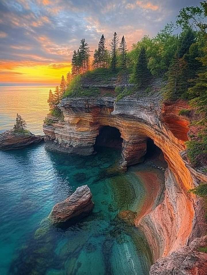 nature_c2ngn's tweet photo. Pictured Rocks National Seashore 🌊 https://t.co/aX4Ovfpsj2