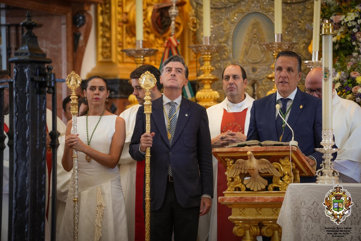hdadmatrizrocio's tweet photo. Renovamos ahora el Voto de Acción de Gracias que nos reúne en este Rocío Chico.

Nuestro secretario, Manuel Simón Arangüete, da lectura la promesa que el pueblo de Almonte hizo en 1813 y que, 213 años después, volvemos a hacer nuestra ante la Virgen.

#RocíoChico26 #MatrizDeAlmonte