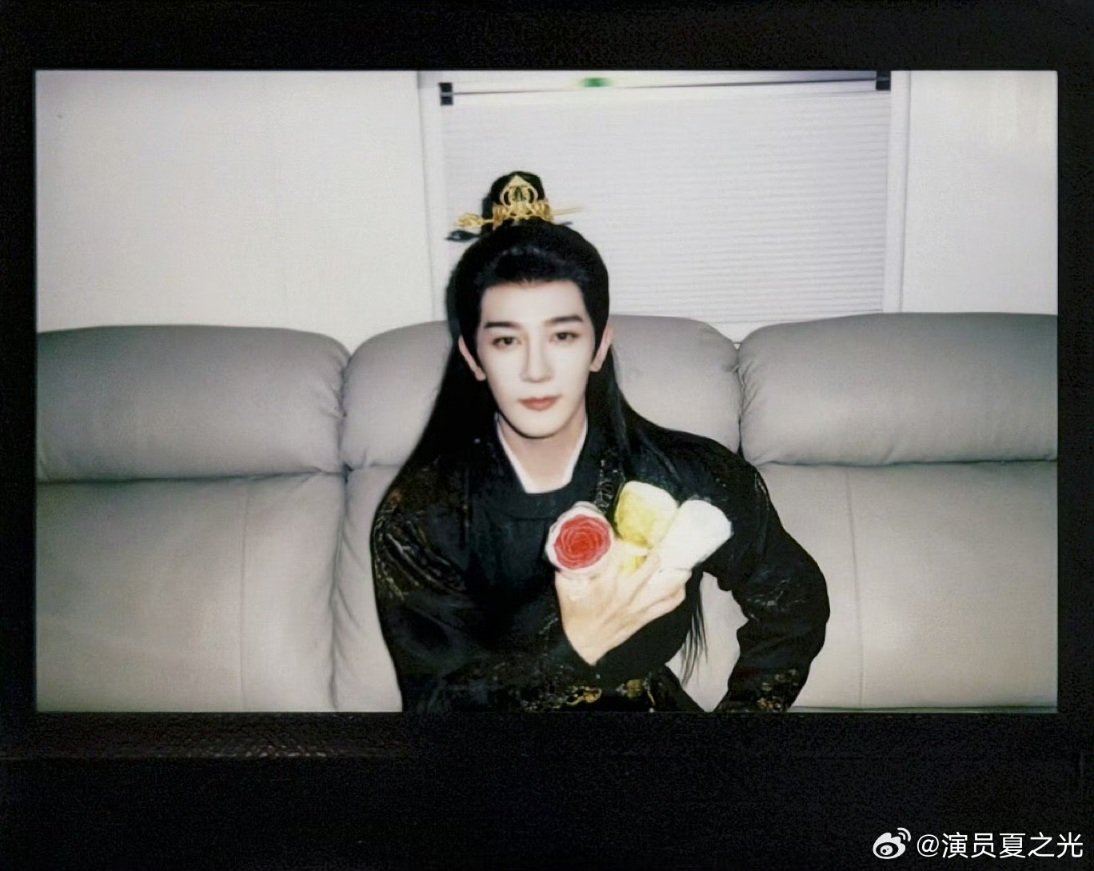 xianguang0104's tweet photo. 260819 #XiaZhiguang weibo update for Qixi Festival (Chinese Valentine's Day) 📸(1/3)

☀️: The cowherd thinks of Lady Liu, Lady Liu longs for the cowherd; the man thinks of the lady, and the lady longs for the man.

He used a Chinese tongue twister 😂 https://t.co/dlh3J8SBFw