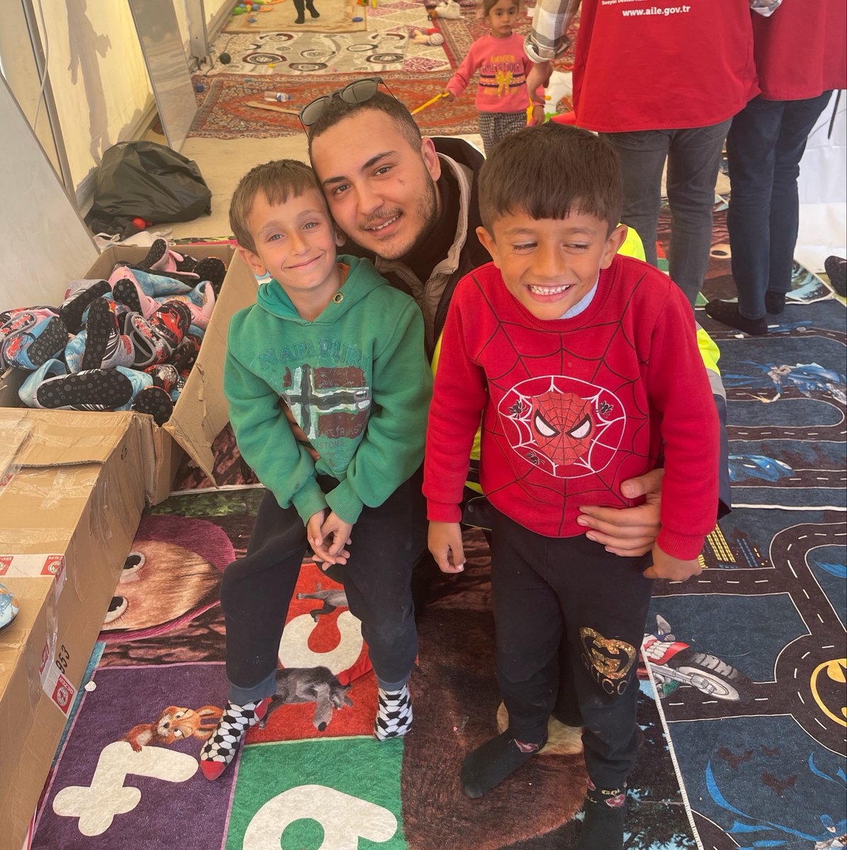_umutatik's tweet photo. Bazı anılar anlatılmaz… Sadece kalpte taşınır. Rabbim bir daha milletimize böyle acılar yaşatmasın. Bizlere nerede ihtiyaç varsa orada olmayı, iyilikten ve kardeşlikten ayrılmamayı nasip etsin. Âmin. 🤍  #adıyaman #anı https://t.co/OWADTrYlan
