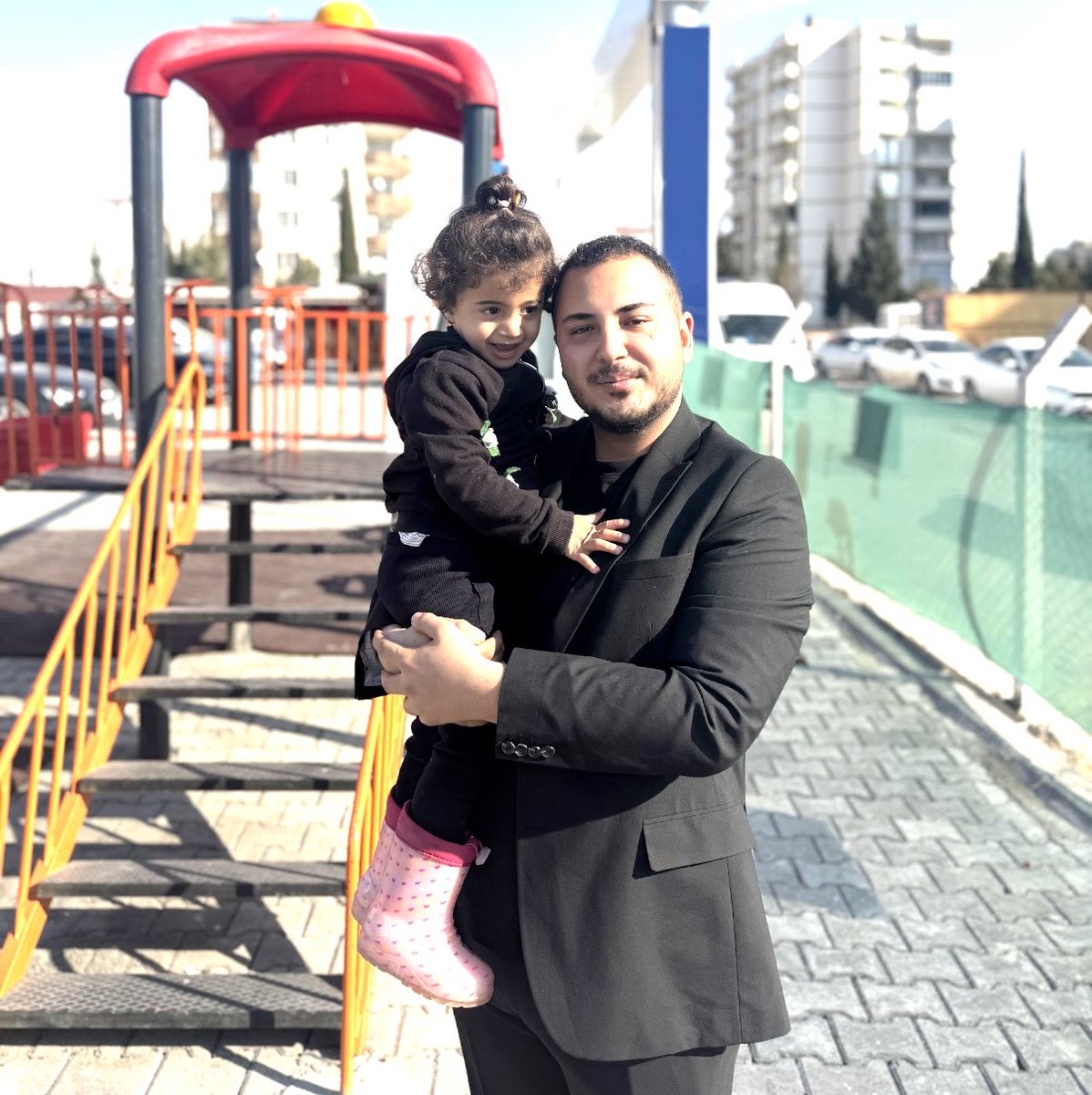 _umutatik's tweet photo. Bazı anılar anlatılmaz… Sadece kalpte taşınır. Rabbim bir daha milletimize böyle acılar yaşatmasın. Bizlere nerede ihtiyaç varsa orada olmayı, iyilikten ve kardeşlikten ayrılmamayı nasip etsin. Âmin. 🤍  #adıyaman #anı https://t.co/OWADTrYlan