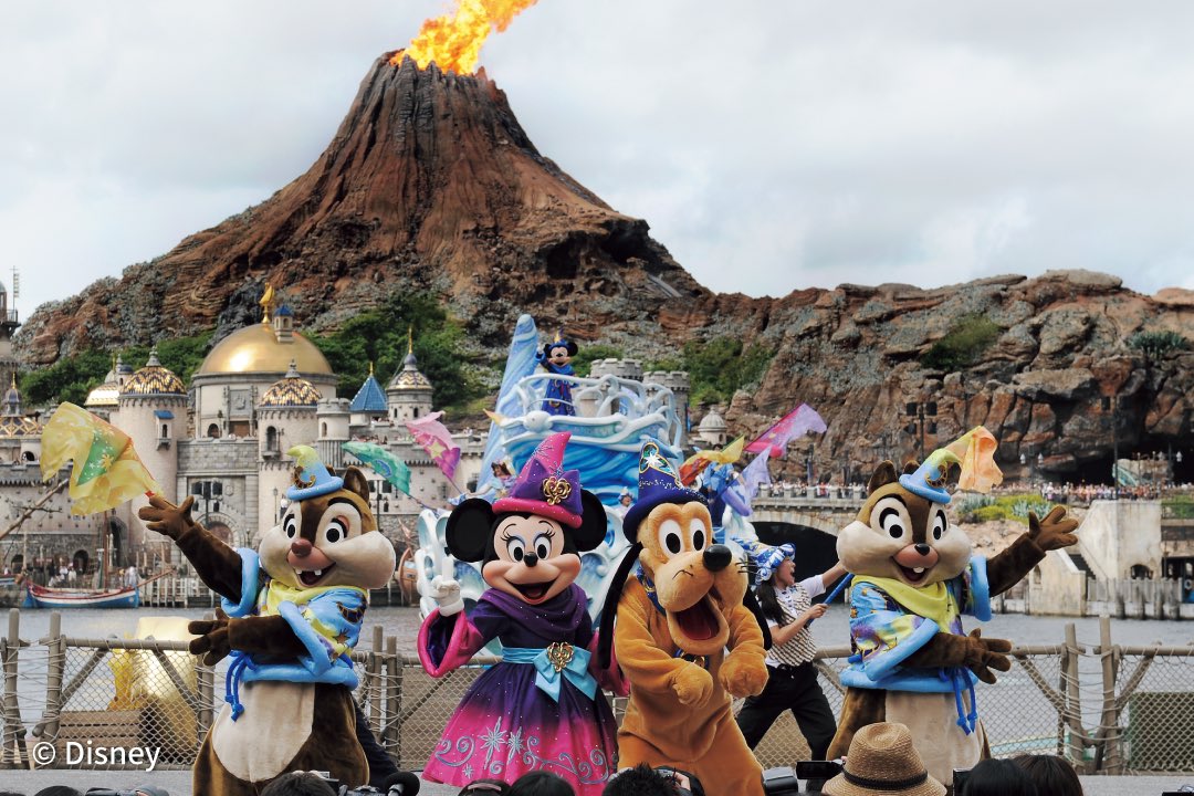 dfan_official's tweet photo. #ディズニーファン９月号 では、#東京ディズニーシー 25周年記念企画としてハーバーショーのクロニクルをお届けしているよ🌋🌏
連載最終回の今回は、特別編として東京ディズニーシー10周年と15周年をお祝いする２つの昼のショー「Be Magical!」と「クリスタル・ウィッシュ・ジャーニー」を特集✨
各ショーの写真と共に見どころや演出などを紹介しているので、９月号をぜひチ���ックしてみてね📸

詳しくはこちら↓
https://t.co/2n7PcR8KqQ