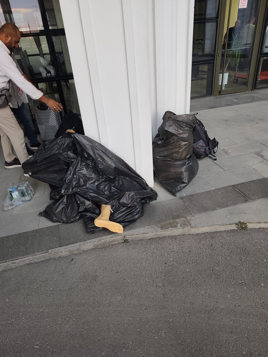 migferhaber's tweet photo. Gazilerimizin çöp po��etine konulan protezleri: https://t.co/kCEGXpGNvS