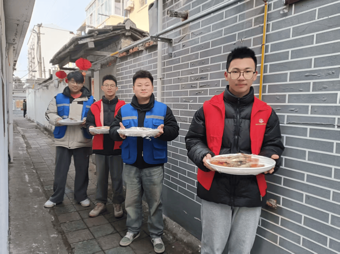 LuciaHuntibs's tweet photo. Hoy como voluntario ayudé a distribuir alimentos a familias necesitadas, la sonrisa de un nio me llenó el corazón de alegría. ， https://t.co/nLVYxC0Ssm