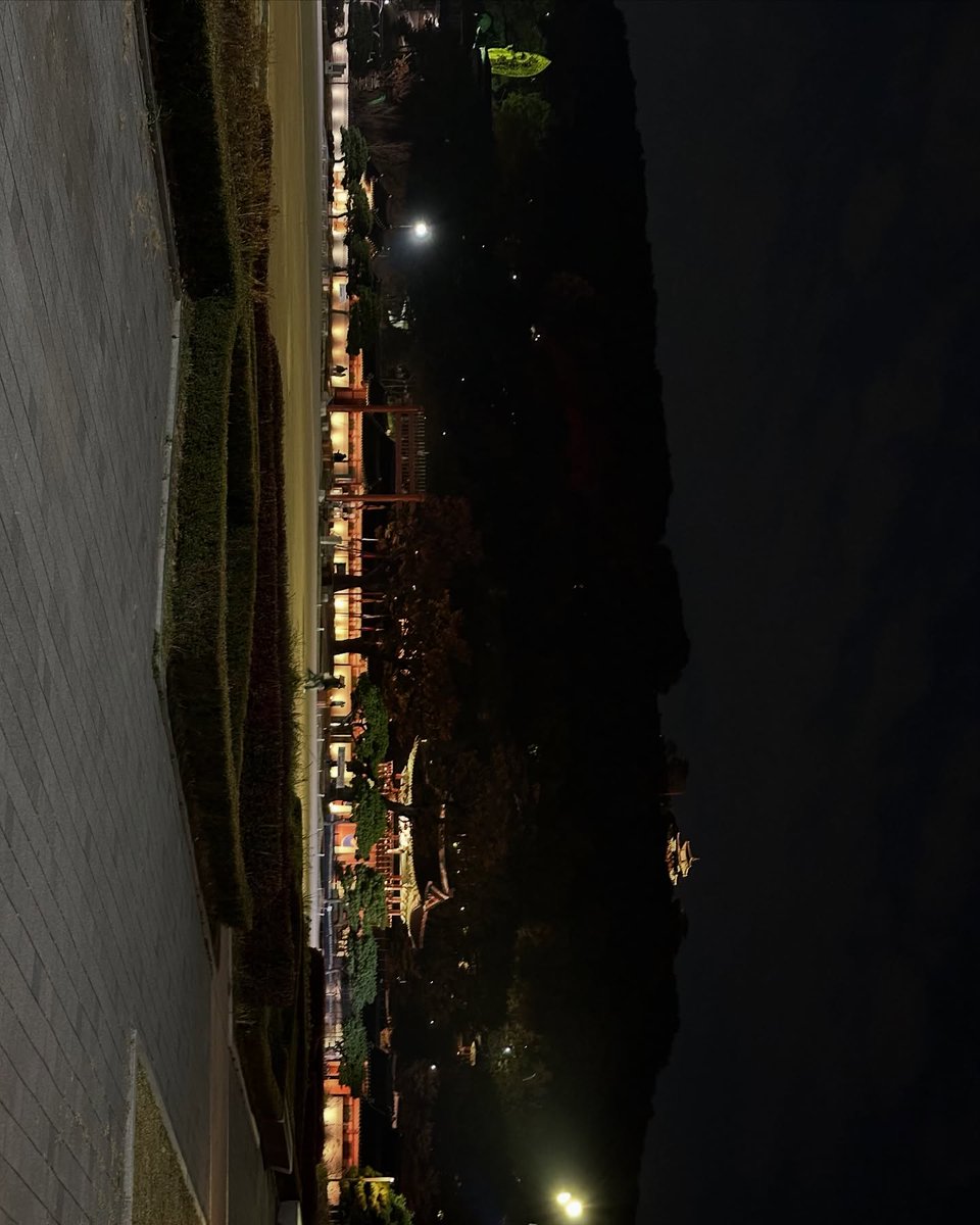 YunaASDF11's tweet photo. 時を超えて佇む石の壁に、夜の記憶を刻む。 https://t.co/chM42iYqjX