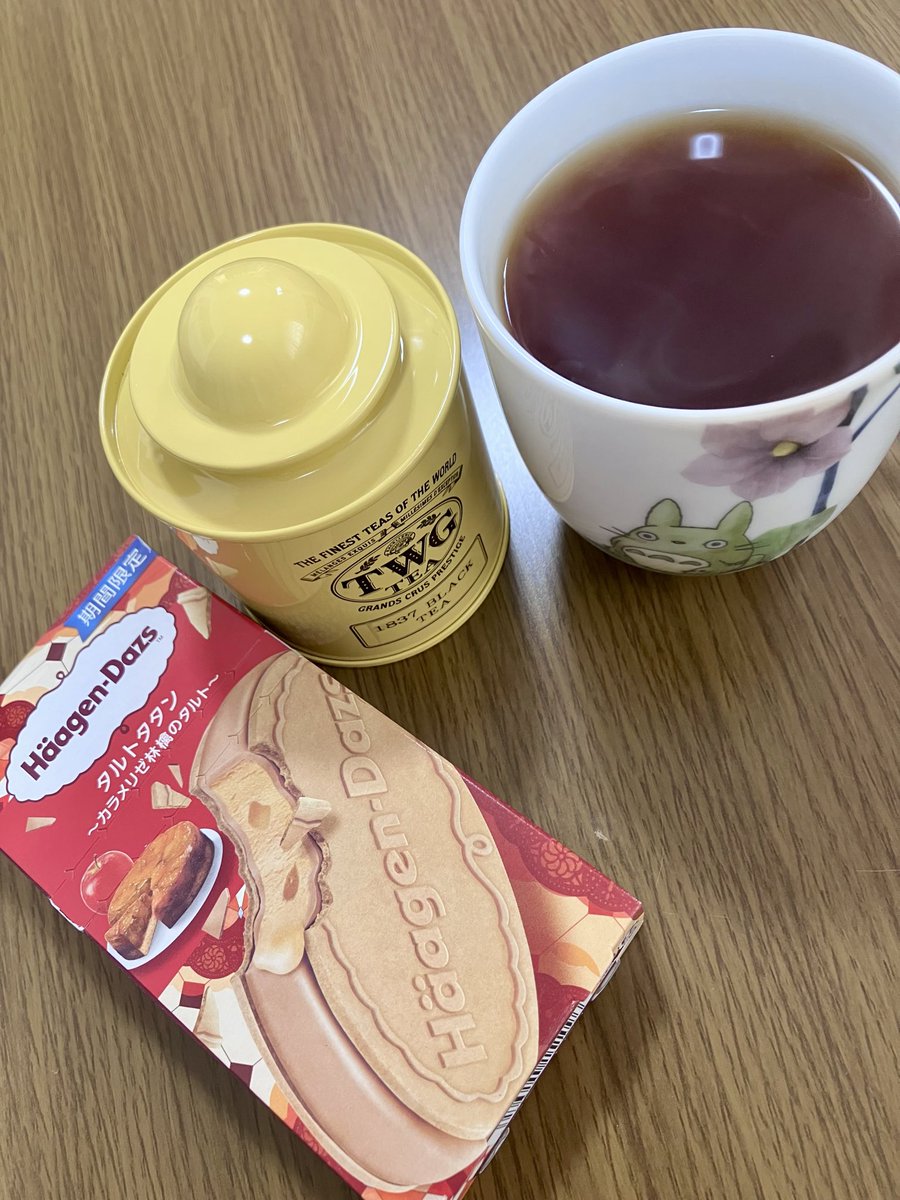 lowleys_'s tweet photo. 🫖TWG 1837ブラックティー
🍪ハーゲンダッツ　タルトタタン

夏休み、あと1週間。
紅茶で充電しつつ、頑張らないと💦

#木漏れ日のお茶会
#茶好連
#おうちカフェ
#TWG
#ハーゲンダッツ https://t.co/1OYOVBcCPC