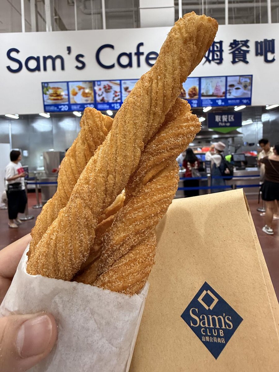 LydiaRockwzkf's tweet photo. Hoy probé churros con chocolate caliente en una pequea taberna madrilea: crujientes, suaves y el chocolate cremoso perfecto para mojar. Una delicia espaola imperdible! https://t.co/hFpC9cGuvC