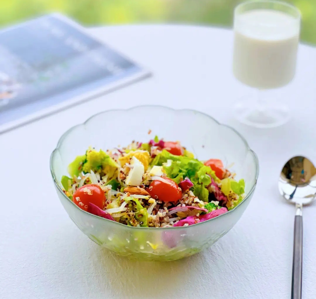LylaBeckerchu's tweet photo. @Seguidores #ComidaSaludable Para perder grasa: Ensalada de quinoa, espinaca, tomate cherry y aguacate, aderezo de limón y orégano. Fácil, rica y lista en 10 min! https://t.co/kmVdqOiLb6