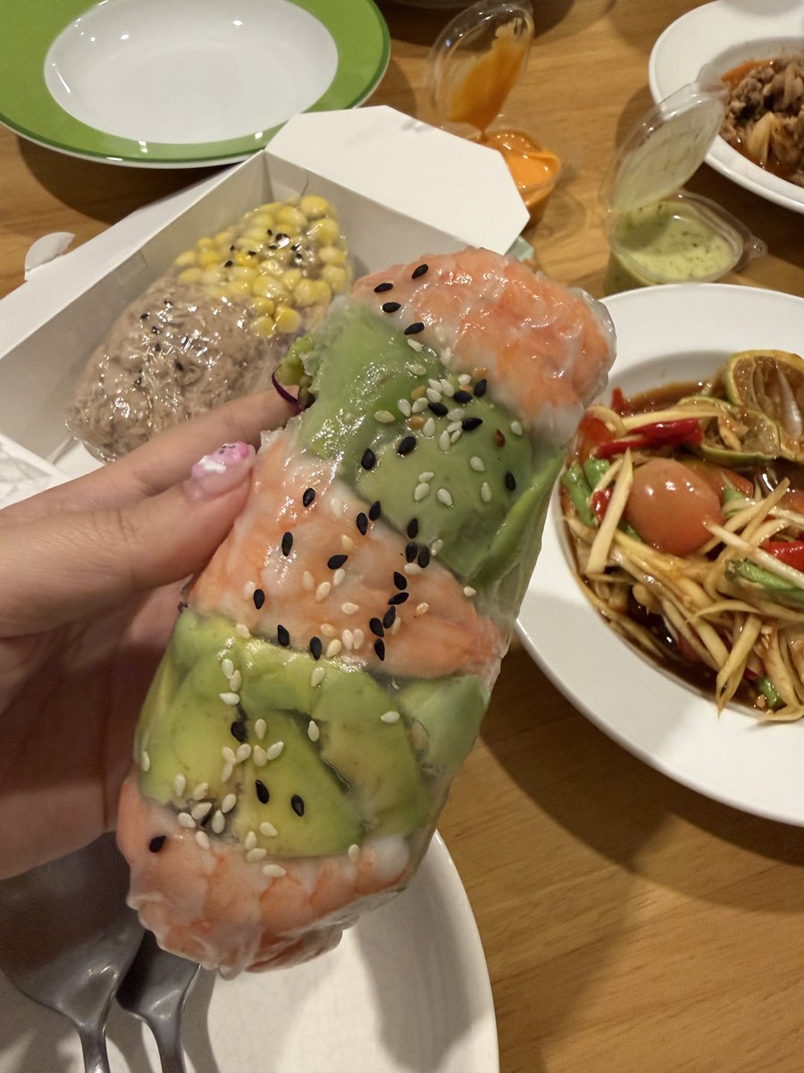 leeju_an's tweet photo. ทุกคนนนน พ้มมาป้ายยาร้านสลัดโรลราคาย่อมเยา อร่อย ชิ้นใหญ่ ซอสครีมสลัดซีฟู้ดก็แซ่บใครชอบผักเยอะ ๆ จะฟินมากกก 😣 พ้มสั่ง 2 ชิ้นหารแล้วตกชิ้นละ 59 บาทอะ 

วันนี้ร้านเปิดห้าโมงเย็น ใครอยู่ใกล้อนุสาวรีชัยอยากให้ลองอะ มาฟินด้วยกัน 🥺🥺

📍 https://t.co/hudbbmBNZ9 https://t.co/2dS2zeu5Xb