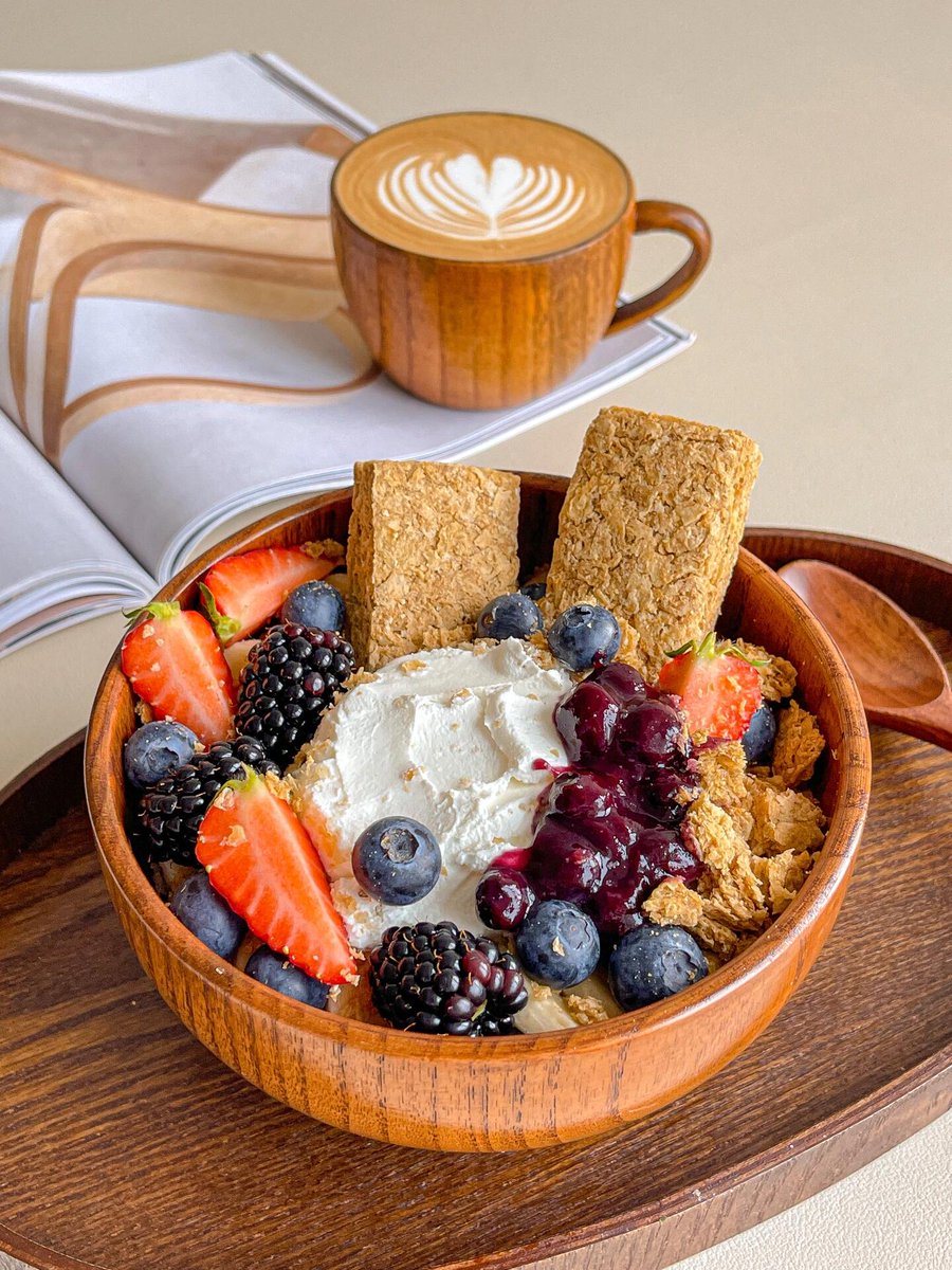 karaaslan_deniz's tweet photo. A quick 5-min Greek yogurt bowl with fresh berries, chia seeds u0026 a drizzle of honey — 20g protein, low in sugar, perfect for post-workout or busy mornings! ， https://t.co/0T3msWmHUe