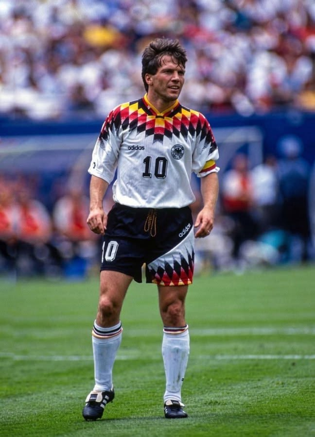 futbolretroes's tweet photo. ¿Lo pondrías entre los 10 mejores futbolistas de la historia? https://t.co/xs1yHbx3g3