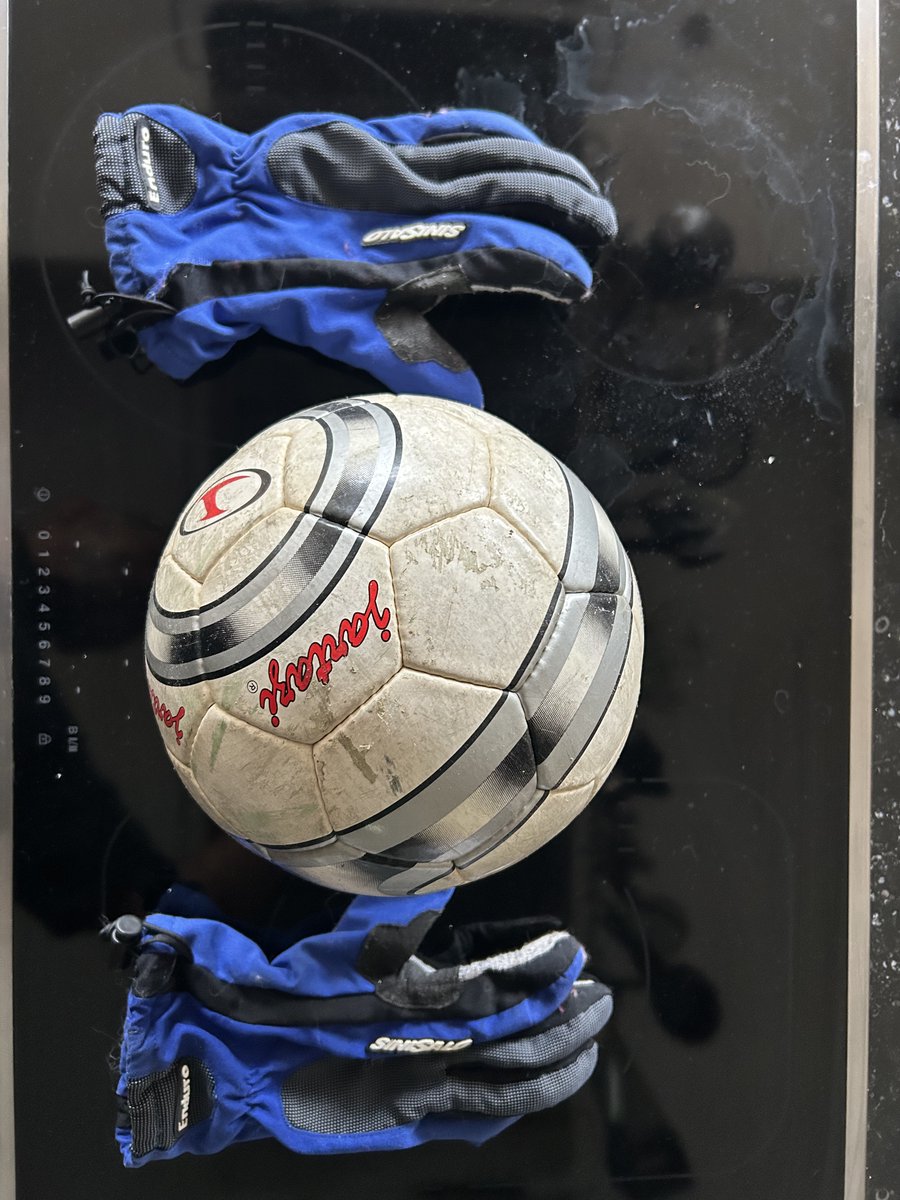 Pullin19's tweet photo. @KevSauvage @Standard_RSCL DE LA PHYSIQUE ET GEOMETRIE . VOUS PENSEZ que le Ballon qui fait 23 cm de diamètre a pu passer entre les gants du gardien du standard !!! ALORS QUE SES POUCES SONT AU MAXIMUM ECARTE DE 10 CM !!! SUR à 100% qu'il le touche très bien et l'attaquant pousse le ballon après https://t.co/oexqZ14XnD
