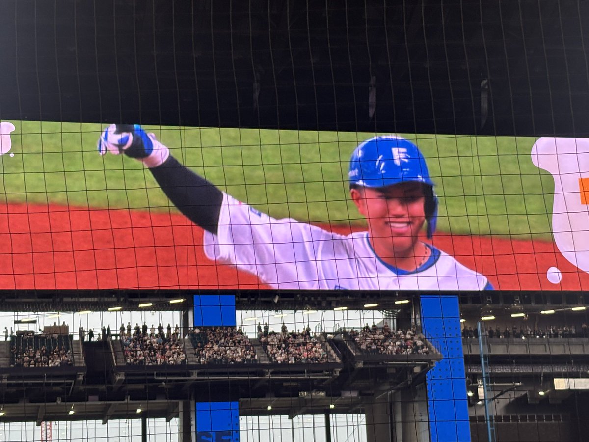 AH12040511's tweet photo. ハムほー！！
てことで、人生初エスコンフィールドでした🦊
なんと大事件…
今川選手のホームランボールをキャッチしました😂✨
なんかちょーど居たところに落ちてきて🙌
試合は6点差をひっくり返すサヨナラ勝ち！！すごい試合😭
 エスコン！ファイターズ！ありがとう！！
 #今川優馬   #lovefıghters https://t.co/BLMF8JDxRg