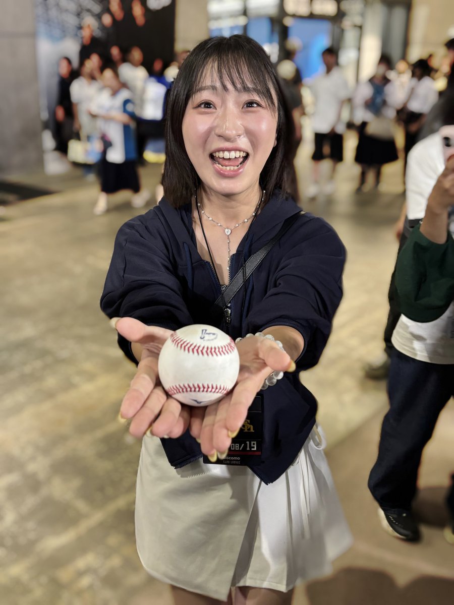 AH12040511's tweet photo. ハムほー！！
てことで、人生初エスコンフィールドでした🦊
なんと大事件…
今川選手のホームランボールをキャッチしました😂✨
なんかちょーど居たところに落ちてきて🙌
試合は6点差をひっくり返すサヨナラ勝ち！！すごい試合😭
 エスコン！ファイターズ！ありがとう！！
 #今川優馬   #lovefıghters https://t.co/BLMF8JDxRg
