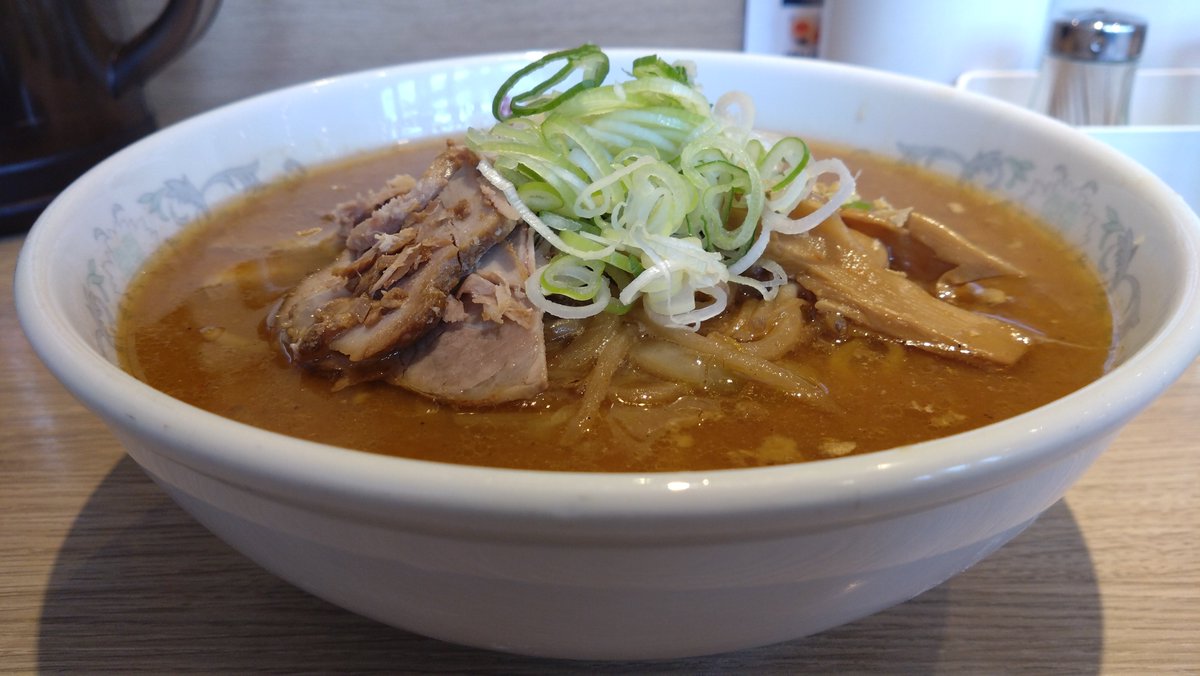 MIS47MAkO's tweet photo. スープは甘みを感じながらもコクがあり、ついつい飲んでしまうほどに美味く、縮れ麺との相性がたまらない。この麺なら��大盛りでも最後まで飽きずにいただけます。 https://t.co/StbTNEPpFN
