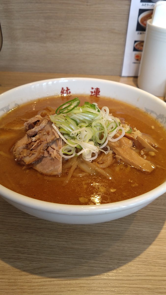 MIS47MAkO's tweet photo. スープは甘みを感じながらもコクがあり、ついつい飲んでしまうほどに美味く、縮れ麺との相性がたまらない。この麺なら��大盛りでも最後まで飽きずにいただけます。 https://t.co/StbTNEPpFN