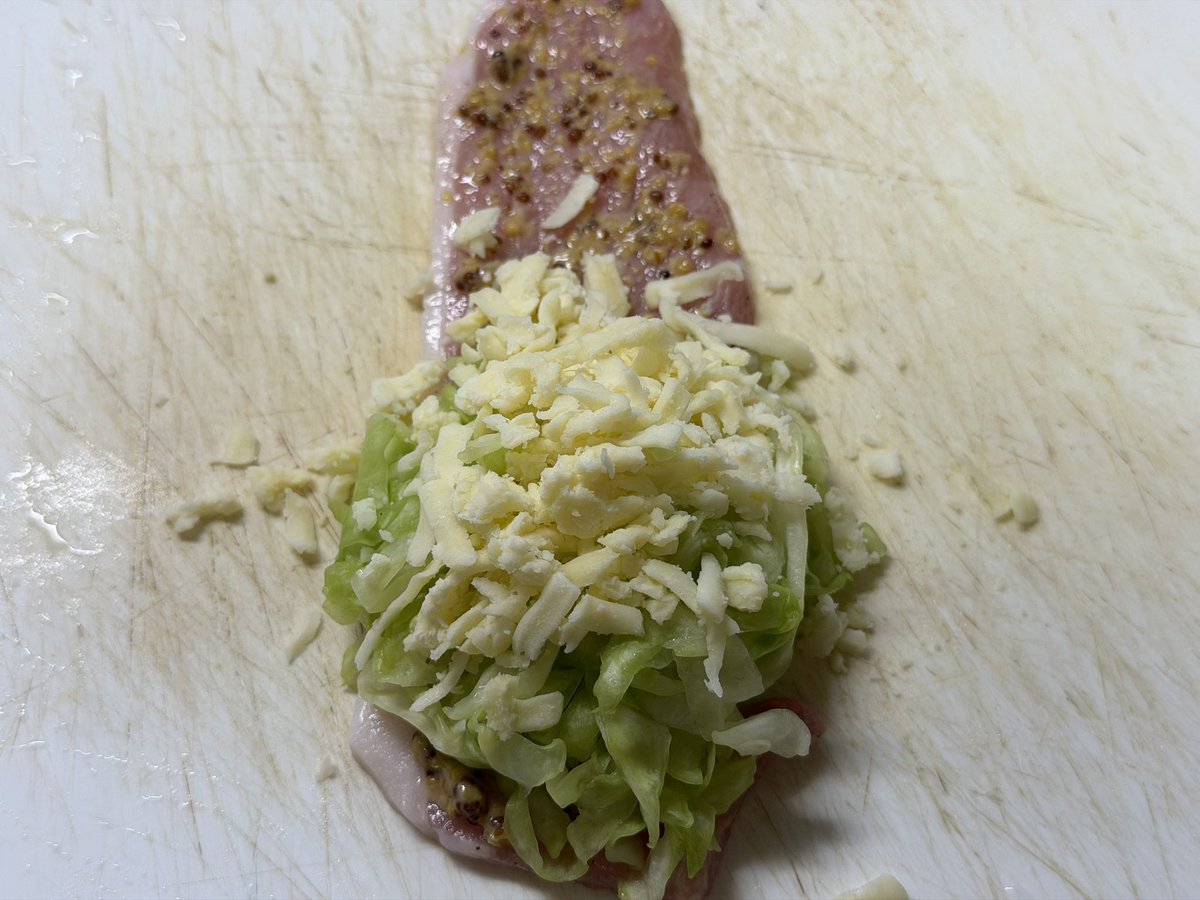 shimi_taka's tweet photo. 今晩の料理当番は
肉巻きキャベツのチーズとんかつ
粒マスタードを塗った豚肉で
キャベツとチーズを巻き込み揚げる https://t.co/TEUAUrCP1i