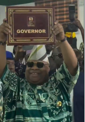 Remidebayo's tweet photo. Adeleke Receives INEC Certificate Of Return https://t.co/wOIJEZhCHn 
@inecnigeria @AAdeleke_01 https://t.co/w7b2Qmhr2v