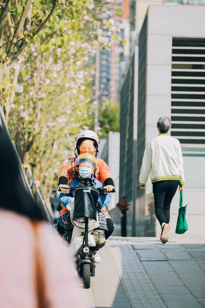 ThersaPerronr's tweet photo. Used to take 1 hour to walk to work, now I ride my e-scooter daily – so much time saved for morning coffee! https://t.co/zzgfAoHUIl